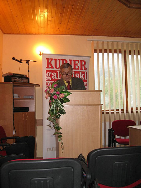 Проф. В.Литвин (Львів) виголошує першу доповідь на конференції